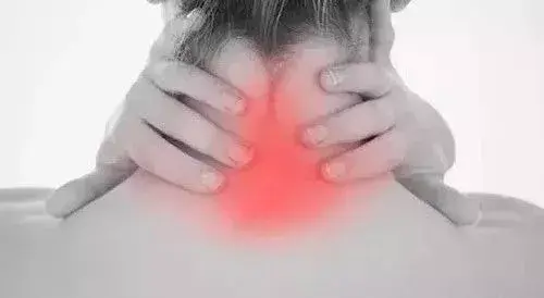 肩颈酸痛,一旦超过1年,大脑会萎缩5%~11%!