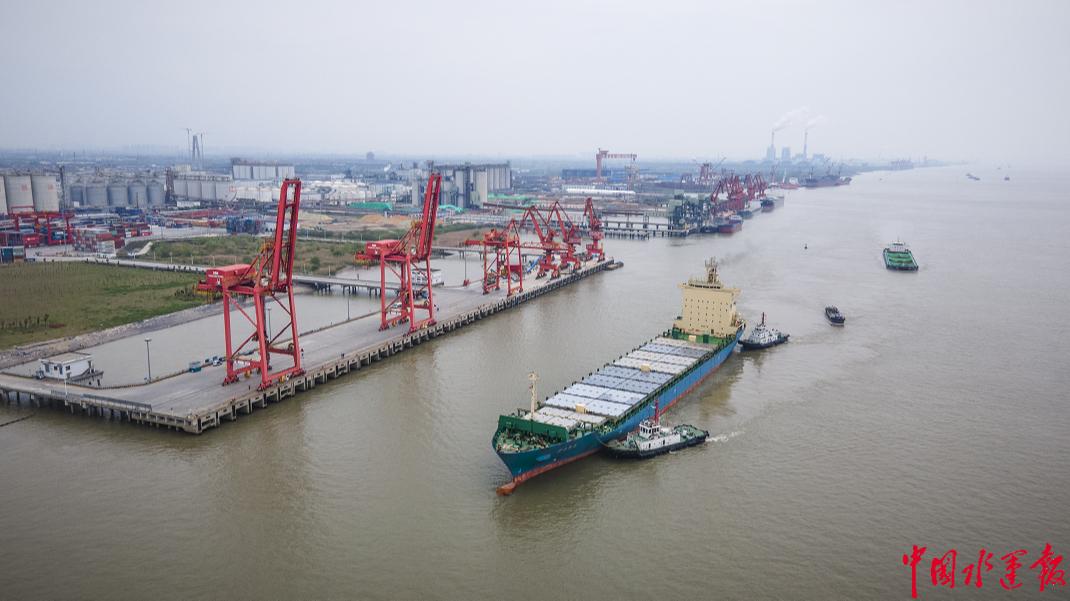 江苏泰州港首次靠舶4万吨级集装箱货轮
