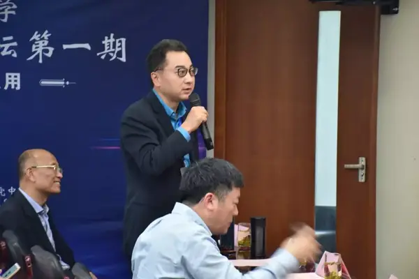 上海市会计学会副会长,上海紫江企业集团股份有限公司副总裁兼财务