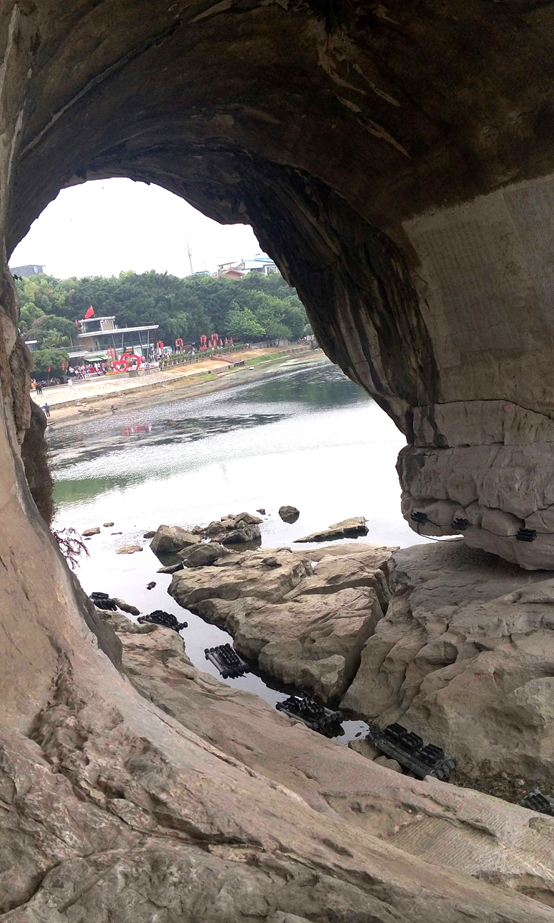 芦笛岩美景,英文叫 reed-flute-cave ,别有一番洞天