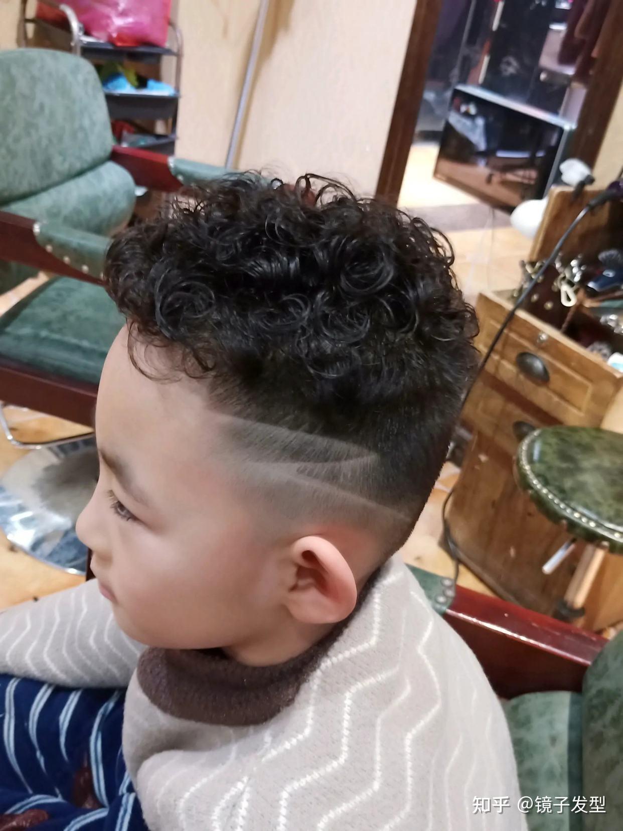 发型也不再局限于简单的剪剪了,有的妈妈会选择帮自家的儿子烫一烫