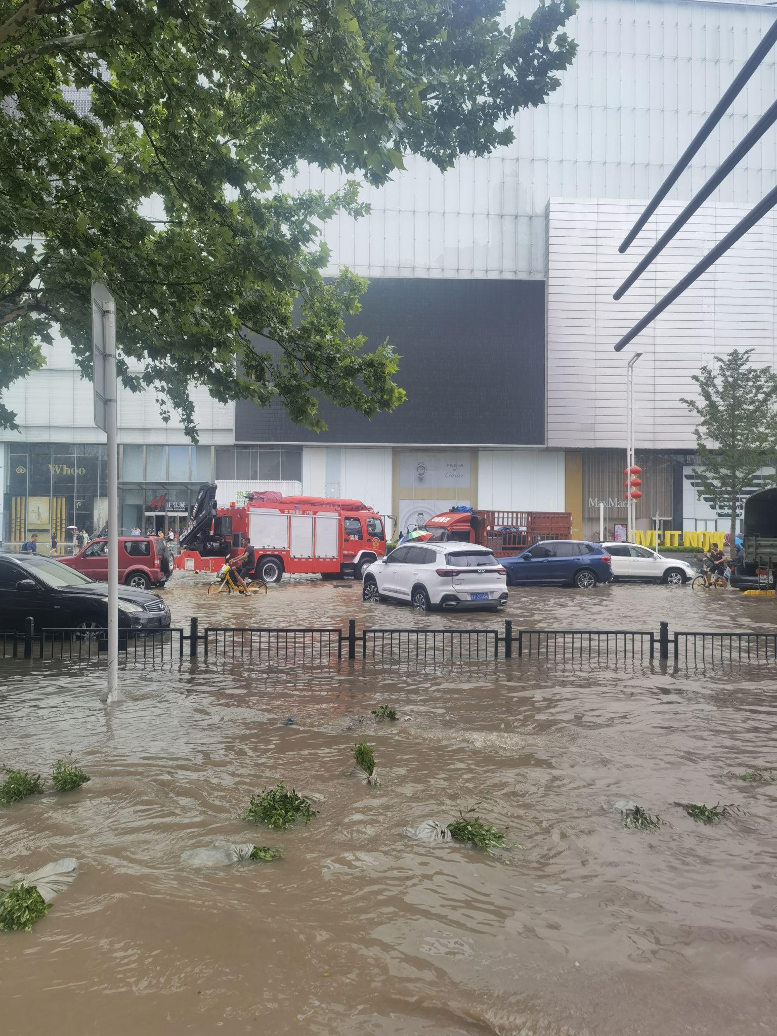 郑州暴雨第二天回家路上