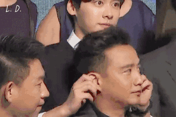 蹭蹭,用耳朵蹭,用鼻尖蹭,动作轻柔显得格外亲昵(耳鬓厮磨什么的