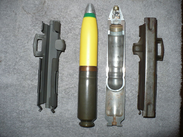 一发切开的30毫米mk108航炮榴弹,它的底缘就是缩缘式的