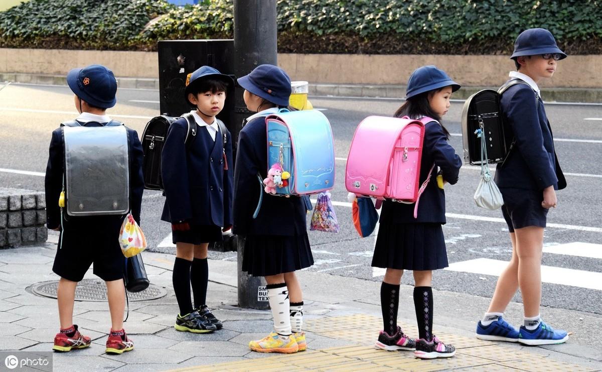 日本小学生的一天下午只上两节课一年级也自己上下学