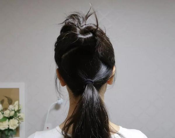 贴住头皮扎起来(如果扎高马尾也是一样的做法,下面一个揪揪扎高就行)
