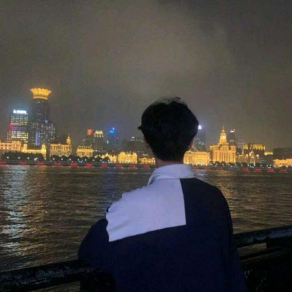 不明显情侣头像// 总有一片晚霞会经过你的头上 总有一个人在等着