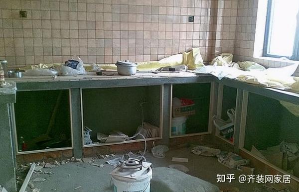 老爸亲自动手砌厨房灶台,不仅省钱还挺好看的,果然有两把刷子