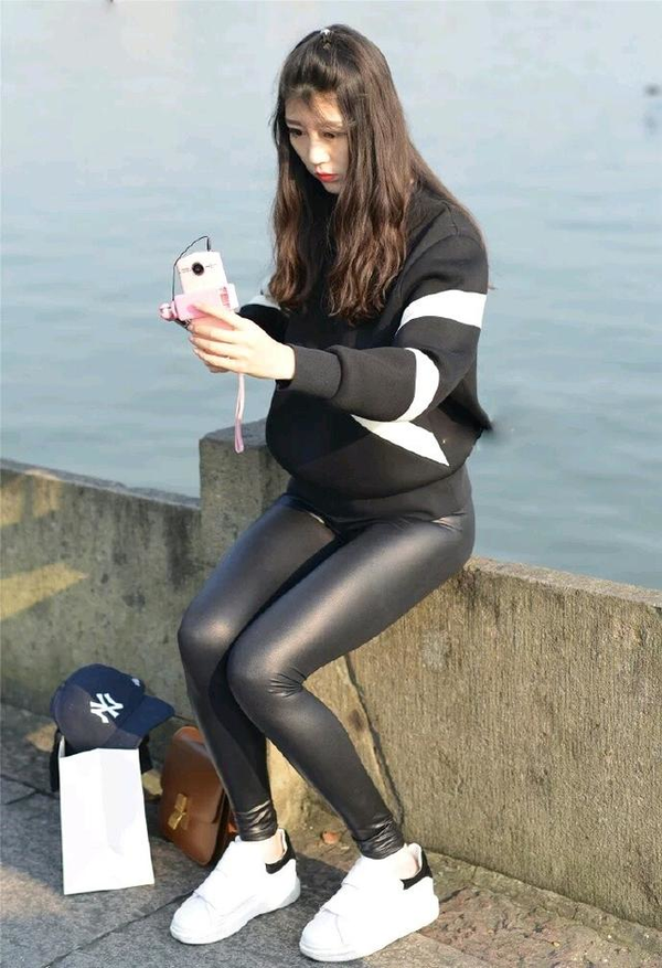 皮裤怎么穿才好看,不过时的皮裤搭配方法,女人必备askusac皮裤