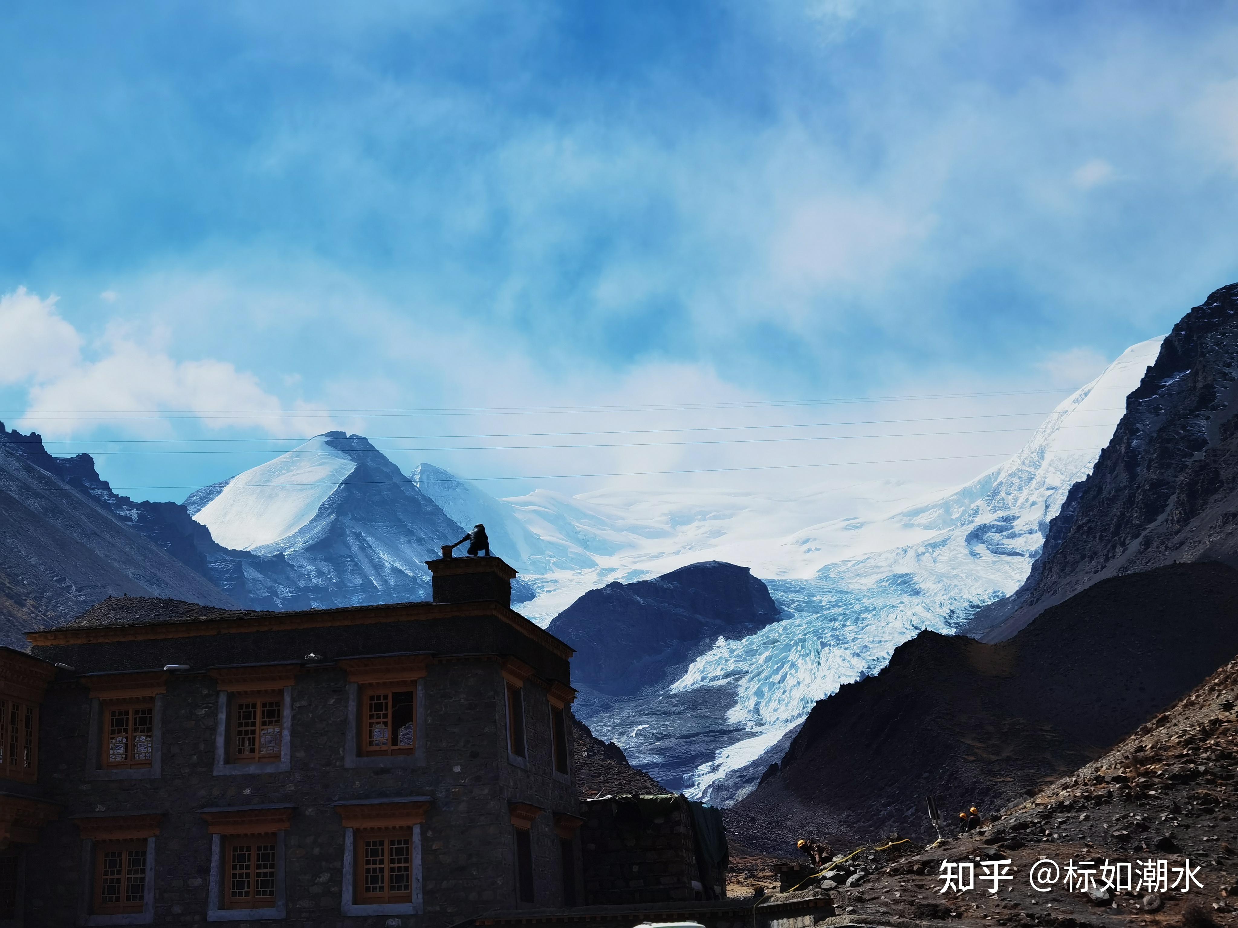 远观卡若拉冰川卡若拉冰川位于西藏山南地区浪卡子县和江孜县交界处
