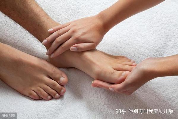 为了促进足部及下肢的血液循环,应每日进行足部按摩和护理.