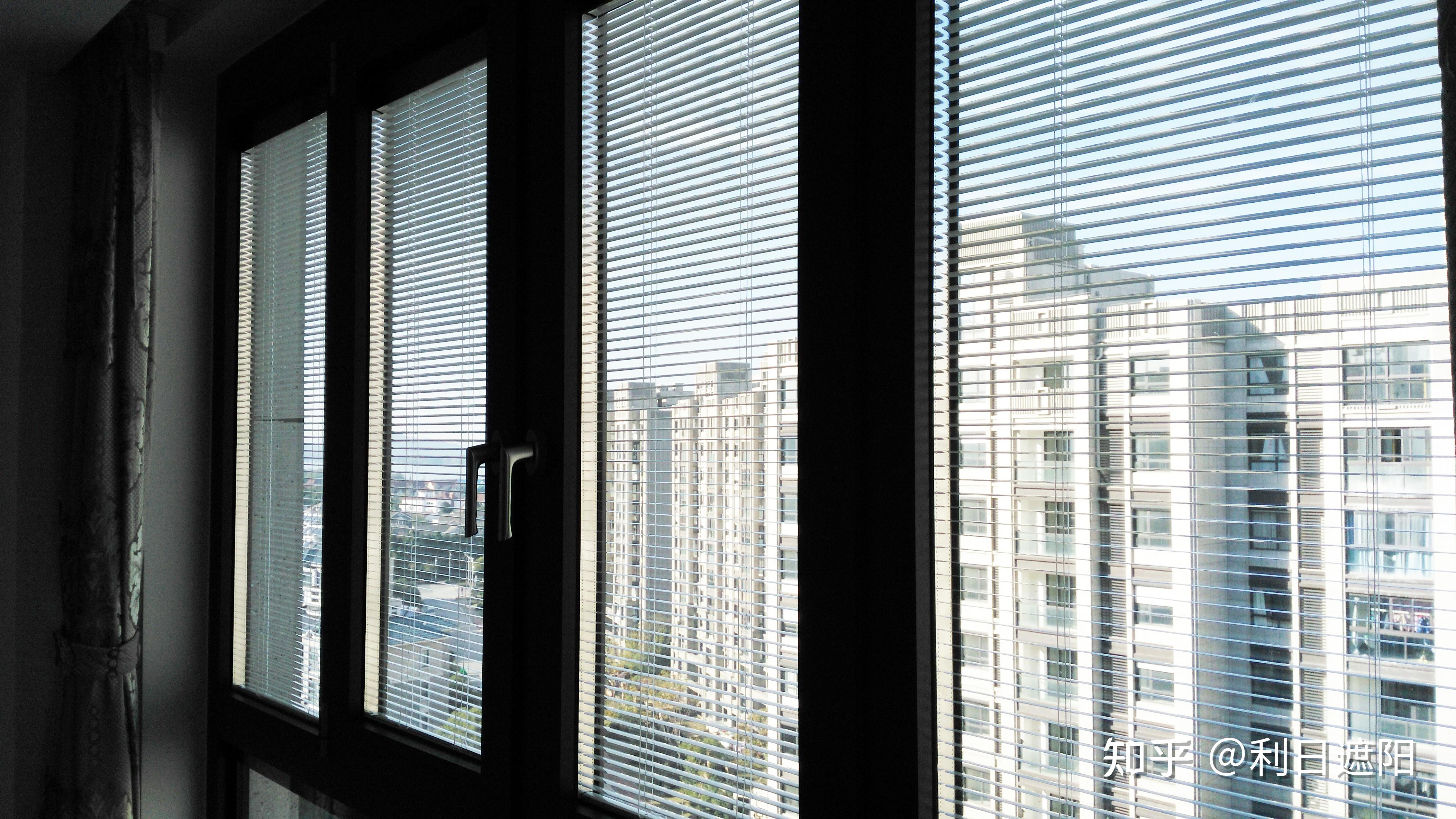 中空百叶玻璃窗采用人工或,电动机驱动的方法来开启或关闭.