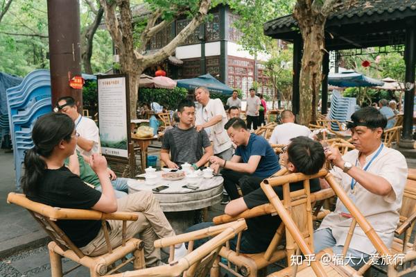 成都人民公园鹤鸣茶馆享受采耳服务的游客.