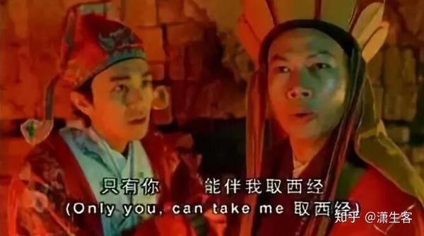 这个梗也很有意思,因为剧组当时缺人手,连导演刘镇伟都晴子出马,脱光