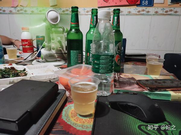跟客栈老板一起喝酒聊天到凌晨三点多,挺多人讲自己的故事的