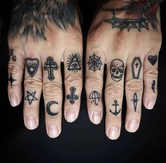 从大胆的个性化图样,到小巧精致的符号,手指纹身能够适应各种疯狂的