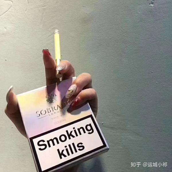 的万宝路爆珠香浓但不呛人,我本人平时最喜欢抽的就是太阳猫的红酒味