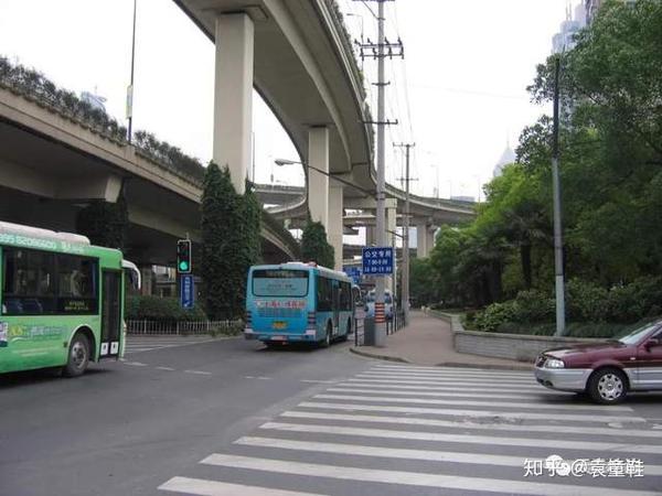 在重庆中路附近,我找到了过街天桥.