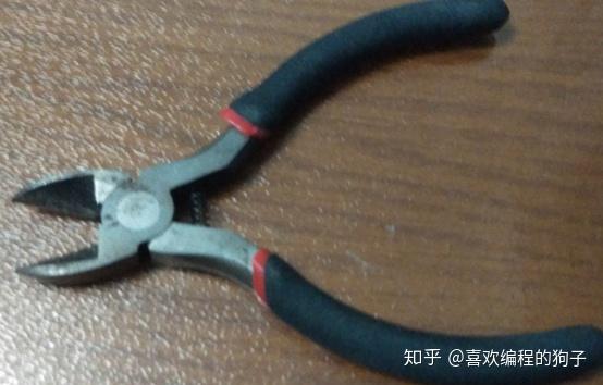 钳:买回零件脚都比较长,焊在板子上后,还会长,用这个很方便就可以夹断