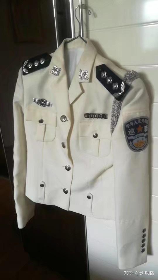 警察有礼服吗? 警察有像军队那种礼服吗?