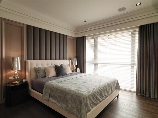 卧室的设计相对简洁时尚,床头背景硬包和软包相结合.