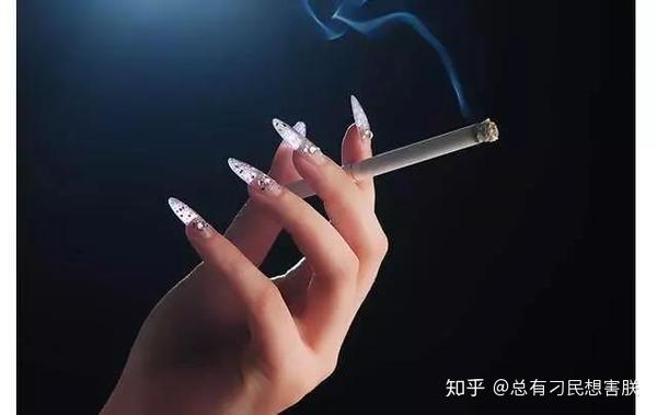 女人抽烟是故事