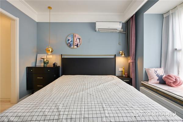 卧室以雾霾蓝作为主色调,黑色床与床头柜的选择,使得颜色不会太过于