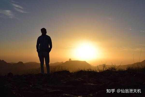别以为自己年轻玩得起,男人的一生很忙的,放在婚恋处对象上的心气也