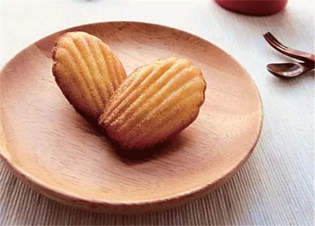 玛德琳玛德琳(madeleines)玛德琳蛋糕色泽金黄,小巧玲珑,呈贝壳状