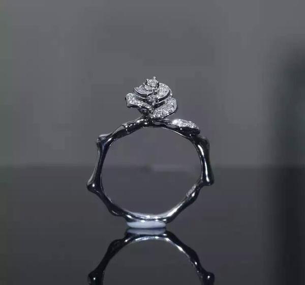 钻石大小的选择可以根据佩戴者的体貌,手指的形状以及预算做决定.