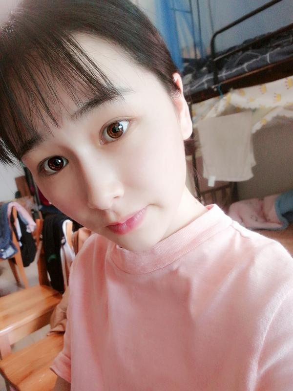 高中时素颜就好看的女生长大化妆后岂不是逆天吗?