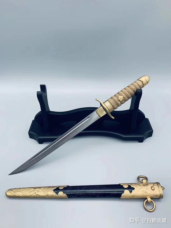 由于外装形状的制约,传统的日本短刀很难装进这款短剑的装具里面