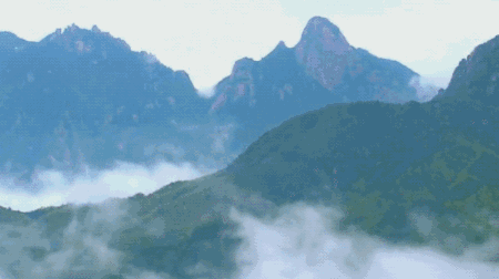 在山腰就能看见云海缭绕,景色特别好,如果说黄山是雄奇的话,齐云山就