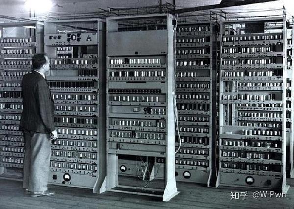 1943年,汤米·佛劳斯制作了世界上第一台可编程的电子晶体管计算机