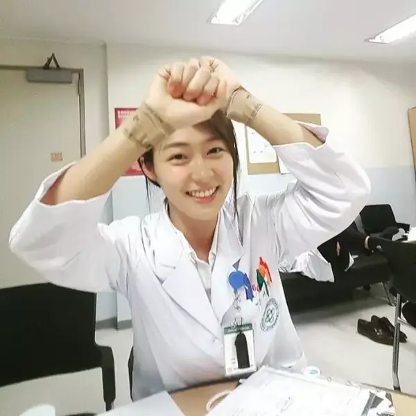 当这个韩国女医生脱下白大褂,震惊了整个病房.