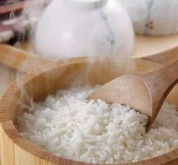 熟后的米饭香,甜,软,糯,再配上东北的炖菜,从色,香,味哪个方面看,都