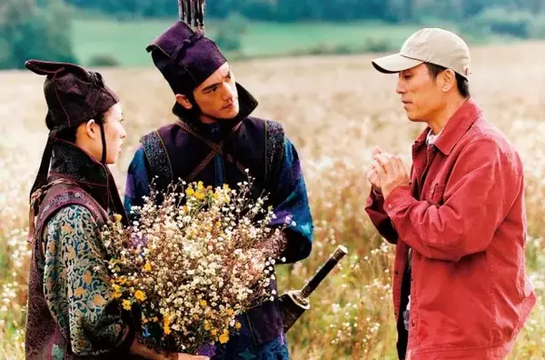 《十面埋伏》,2004年,张艺谋导演在拍摄现场给金城武和章子怡讲戏