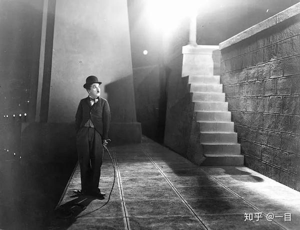 卓别林的流浪汉注定是一个主流社会的局外人,现实世界的旁观者,不被