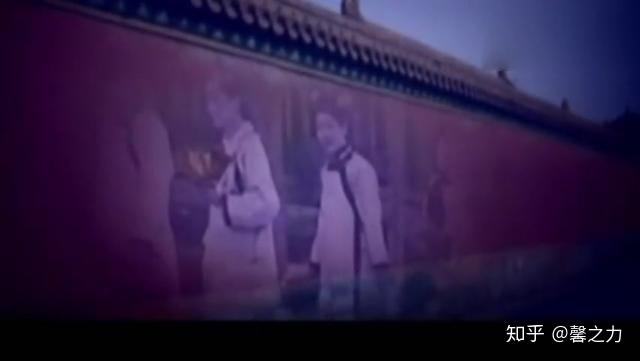 有游客在故宫宫墙的墙壁上见到了有一排宫女提着灯笼走路的影像,这事