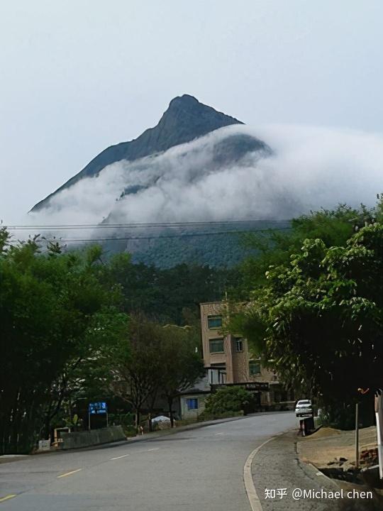 位置:朱砂镇207国道与209县道交叉口石根山风景旅游区