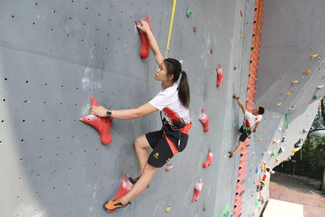2019年,宋懿龄取得攀岩世界杯女子速度年度总冠军,一度打破世界纪录.