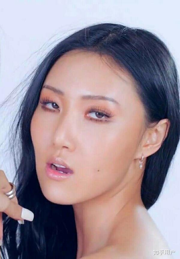 死鱼眼的感觉,骨骼走向也奇怪