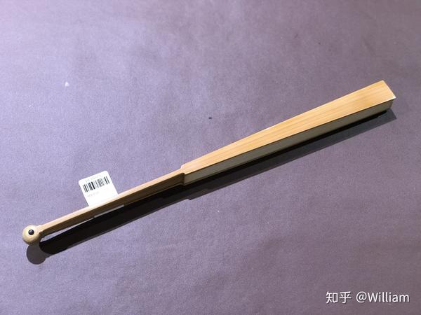 所谓盘玩,也就是在日常使用或者使用之后,让扇骨暴露