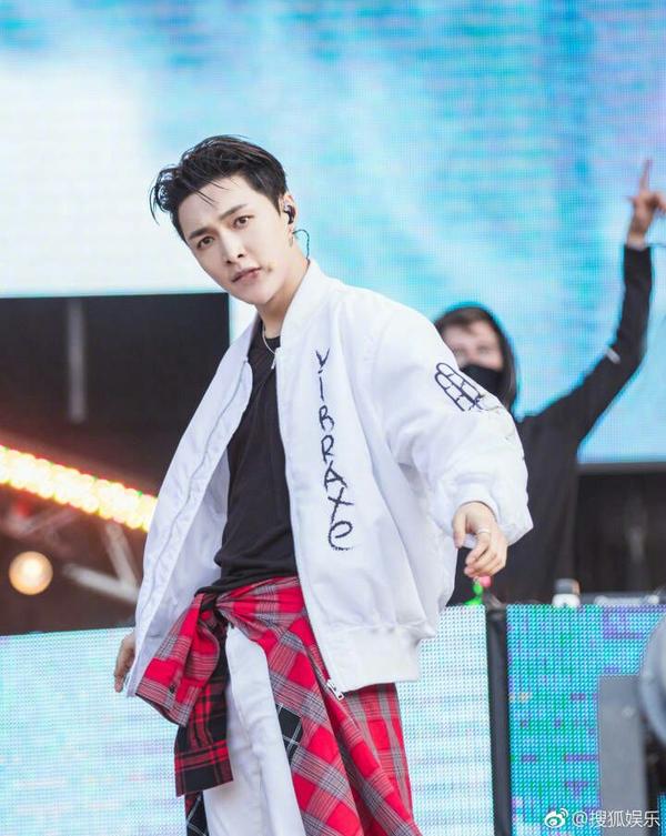 如何评价张艺兴在全球十大音乐节之一的芝加哥音乐节