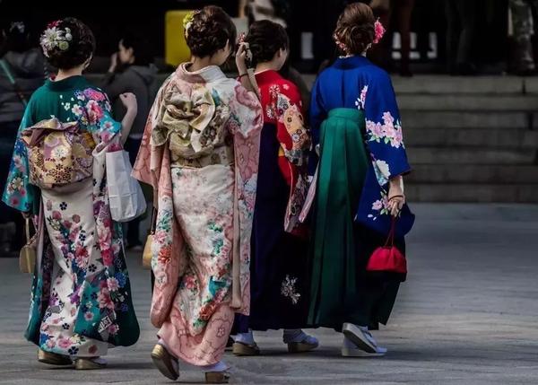日本女人和服后面的"枕头"其实是腰带结,作用是美观束腰,而日本武士背