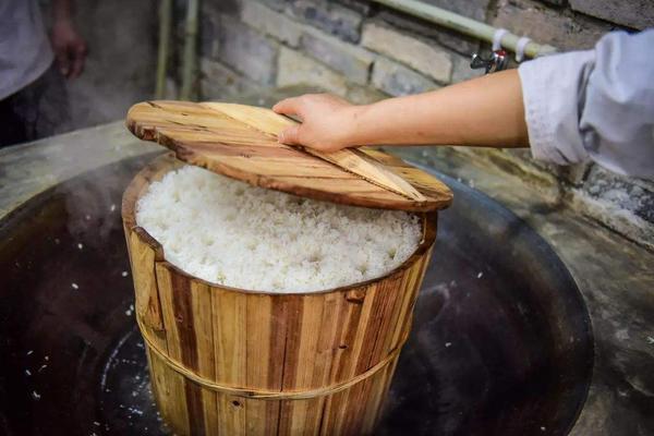 传统甑子桶做的甑子饭