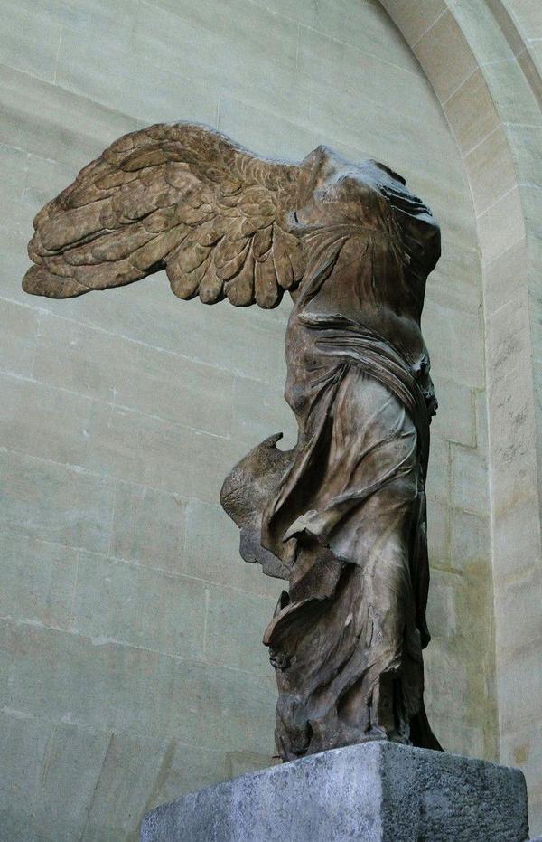 神像收藏于卢浮宫,系卢浮三宝之一,另一个也是希腊雕塑