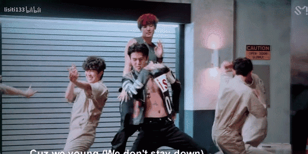 同样的动作,灿烈跳的阳光活力,世勋跳的性感动人…… 动图再走一波