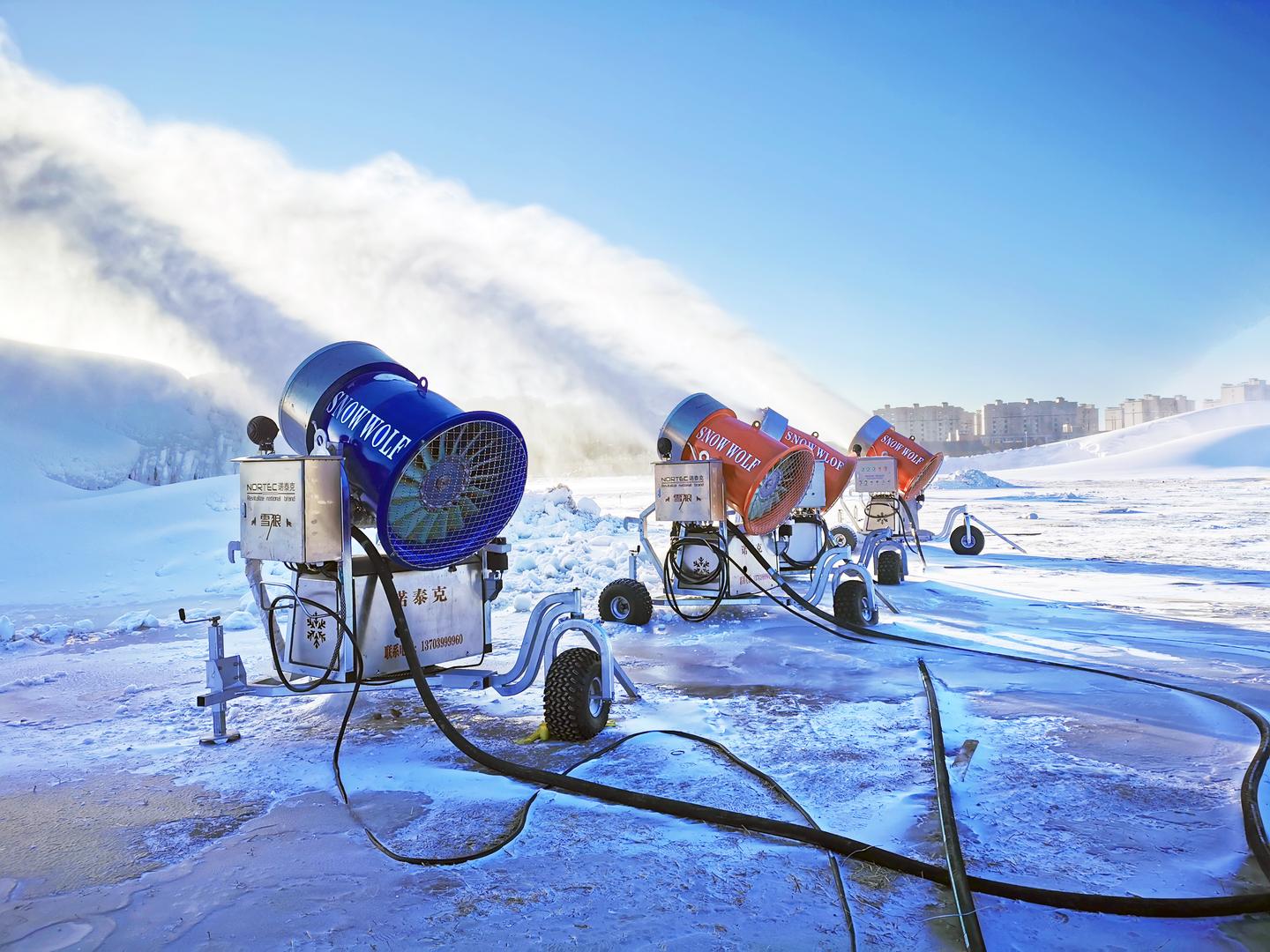 造雪机作业时要实时关注出雪情况