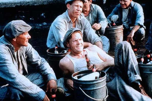 电影《肖申克的救赎》中,劳动后的罪犯们在天台喝安迪争取来的啤酒